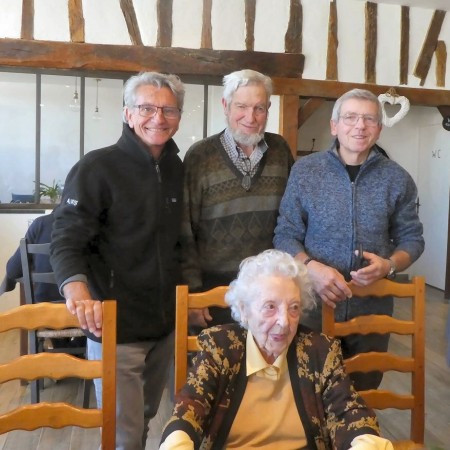 Marguerite avec ses trois fils,  Michel, Bernard et Jean