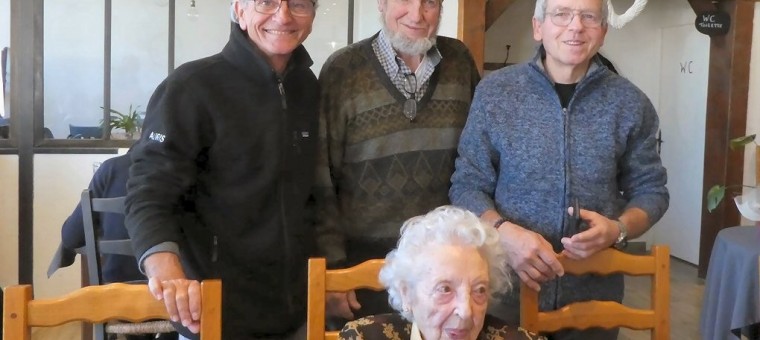 Marguerite avec ses trois fils,  Michel, Bernard et Jean
