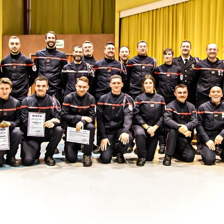 0 L'ensemble des promus récompensés diplômés avec leurs chefs 1bis 110223.jpg