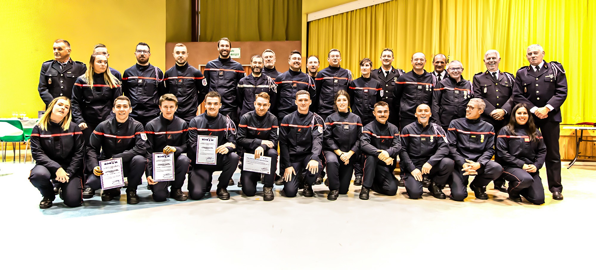 0 L'ensemble des promus récompensés diplômés avec leurs chefs 1bis 110223.jpg