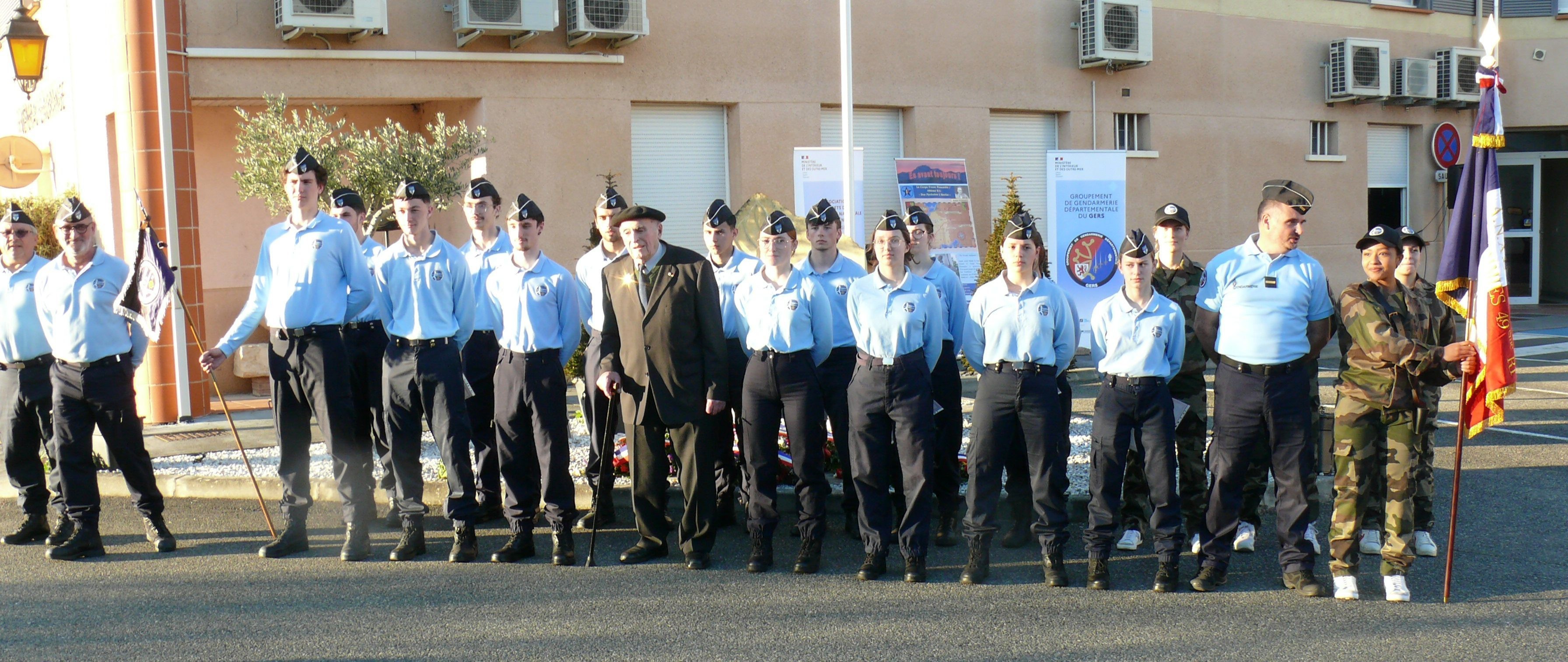 André Moncassin, 94 ans, dernier survivant du bataillon Corps Frans Pommies entouré par les Cadets de la gendarmerie du Gers