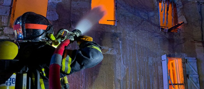 Une maison détruite par les flammes