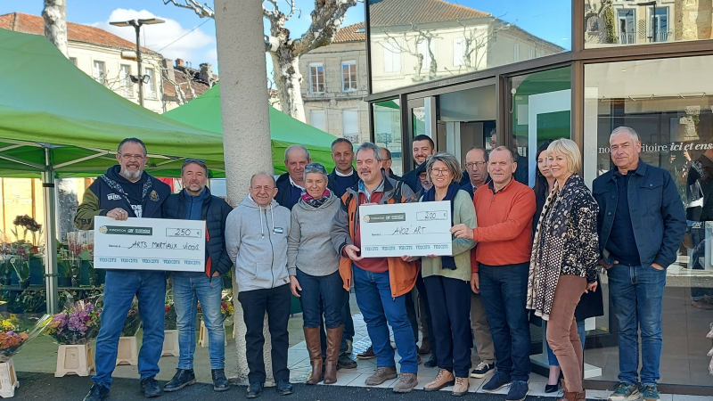 Le Crédit Agricole remet deux chèques à deux associations vicoises