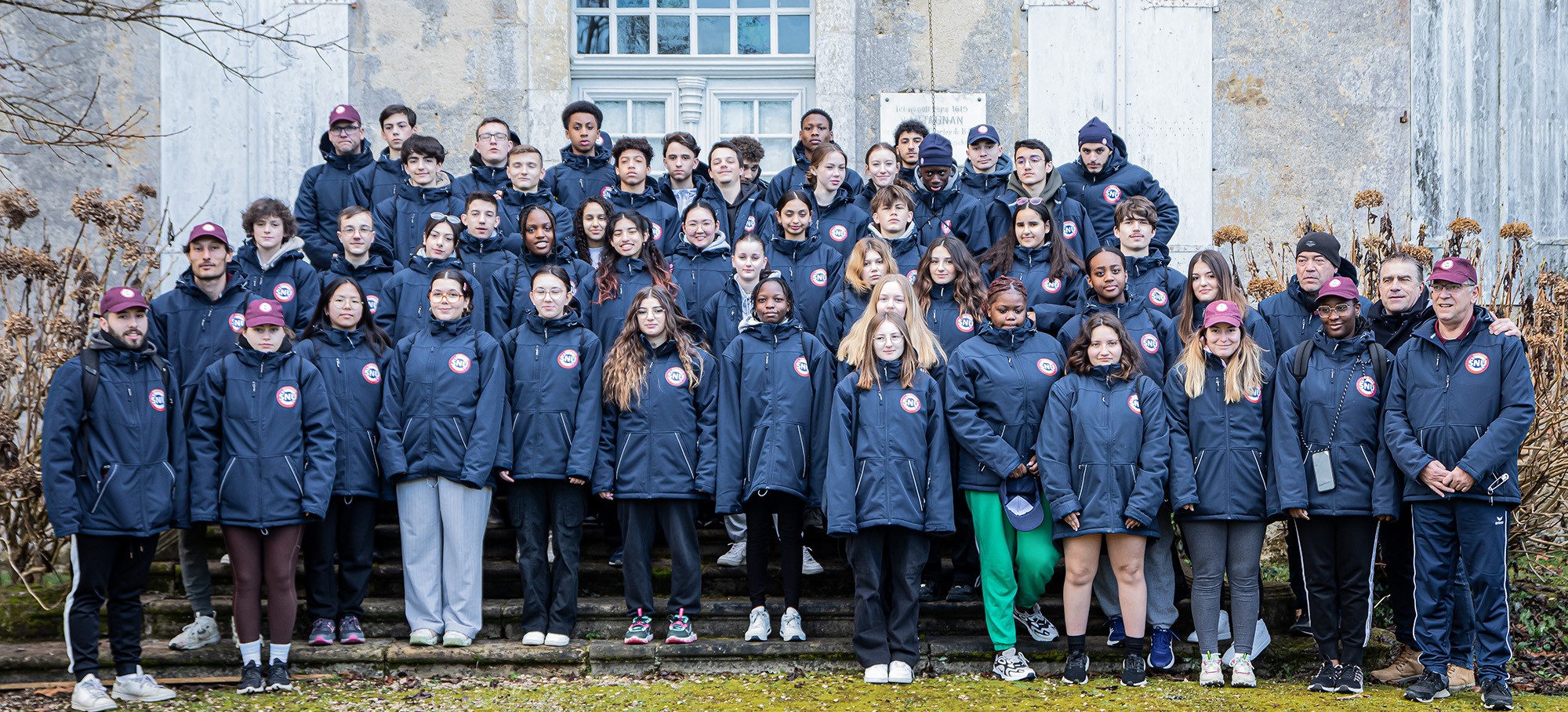 00 Les jeunes sur le perron du château de Castelmore 1bis 250223.jpg