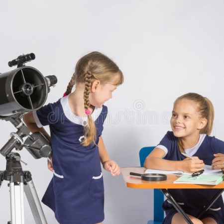 les-deux-filles-ont-regardé-l-un-l-autre-dans-l-astronomie-de-salle-de-classe-75429432.jpg