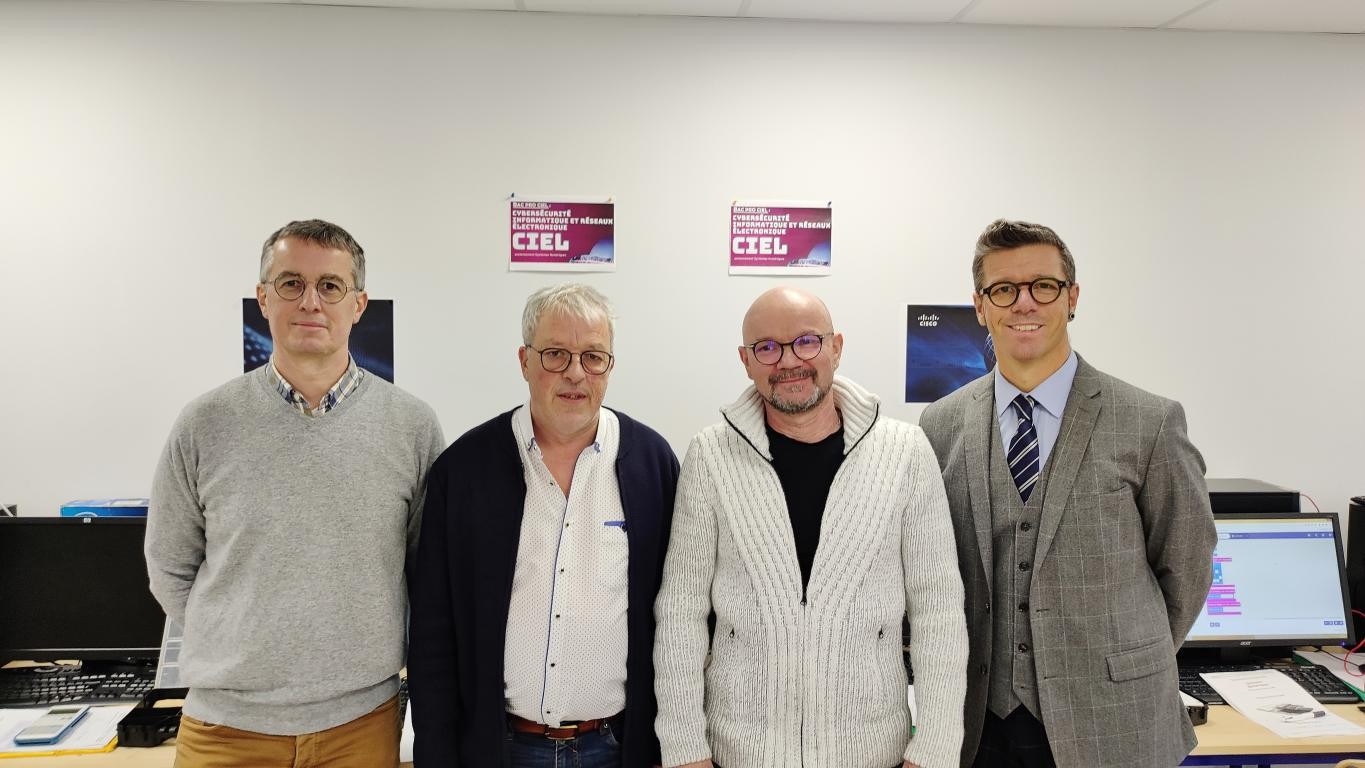 Les quatre enseignants ajoutent la cybersécurité à leurs spécialités