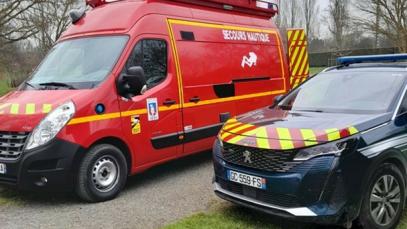 Une voiture au fond de la rivière