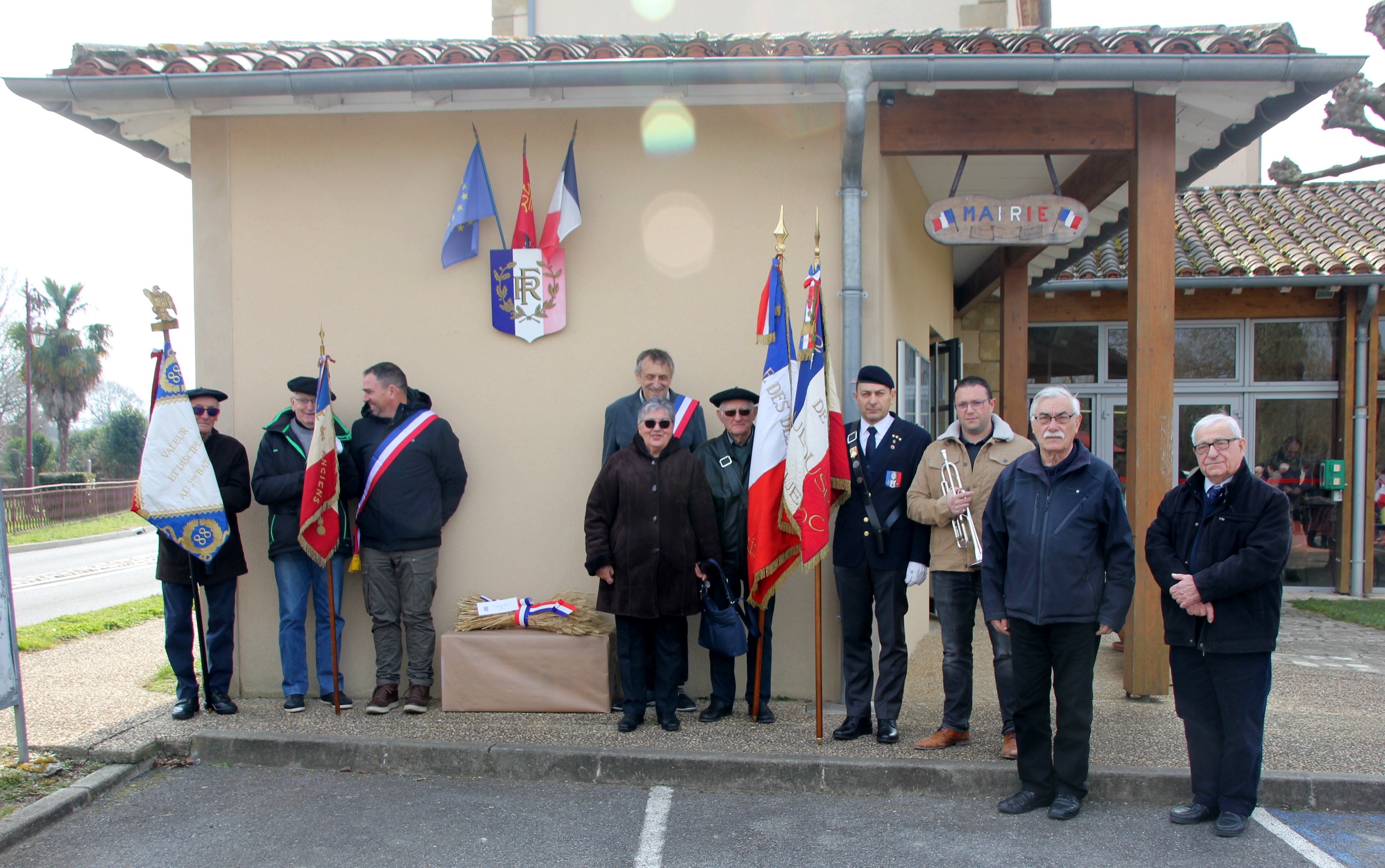 Les officiels après le dépôt de gerbe à la mairie de Mouchès.