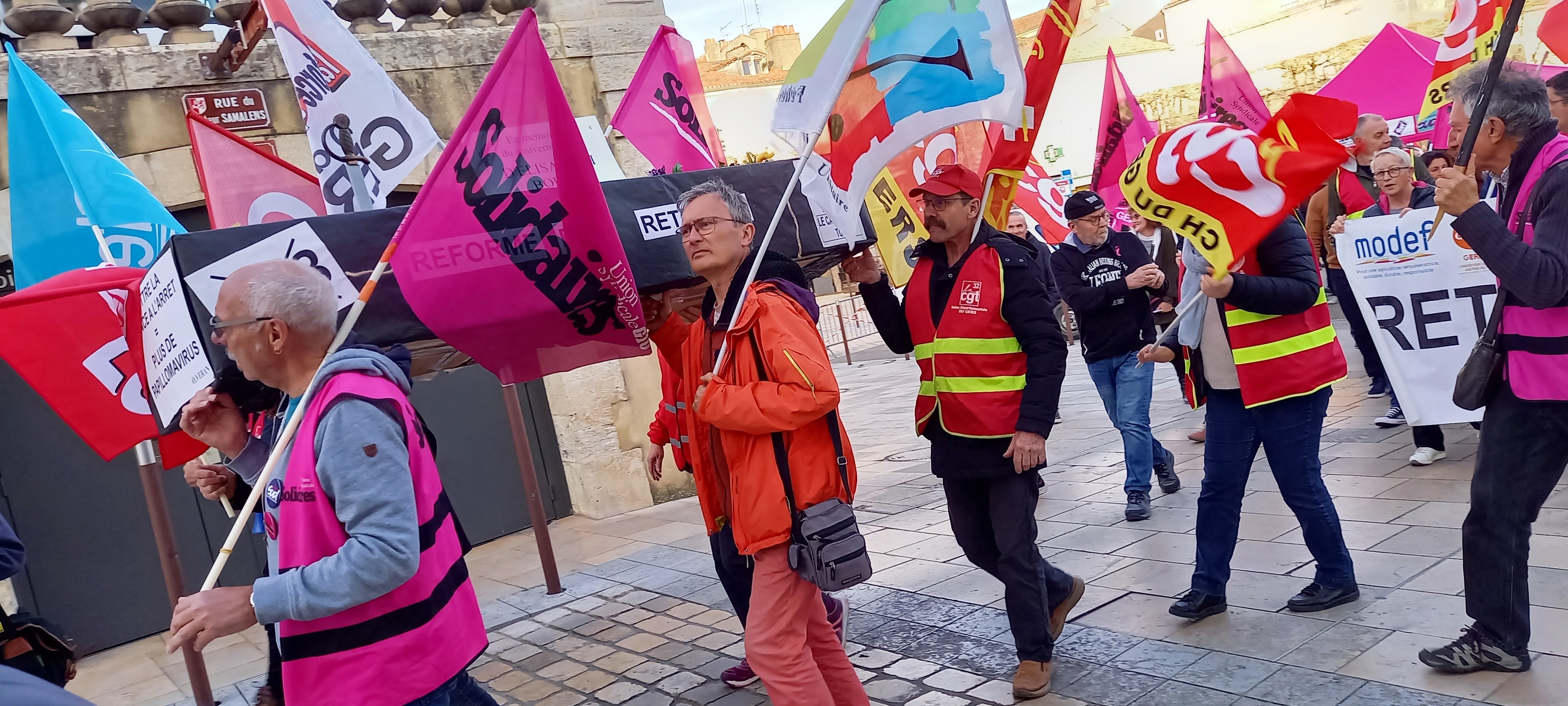 Départ du cercueil de la réforme.