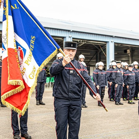 0 Le lt Desjardins reçoit le drapeau du CIS 1bis 250323.jpg