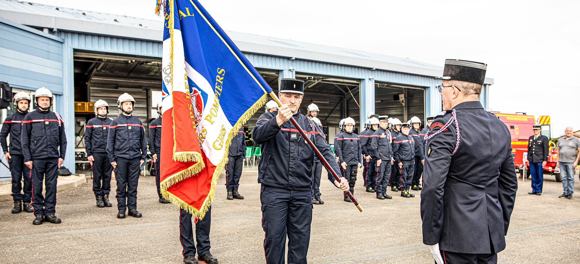 0 Le lt Desjardins reçoit le drapeau du CIS 1bis 250323.jpg