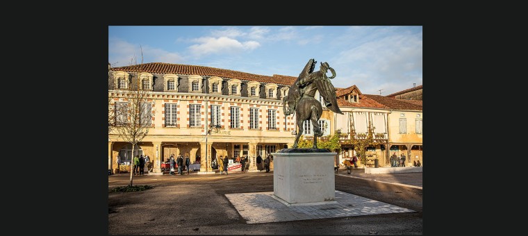 0 Les couverts de la mairie depuis la statue équestre de d'Artagnan 1bis 121220.jpg