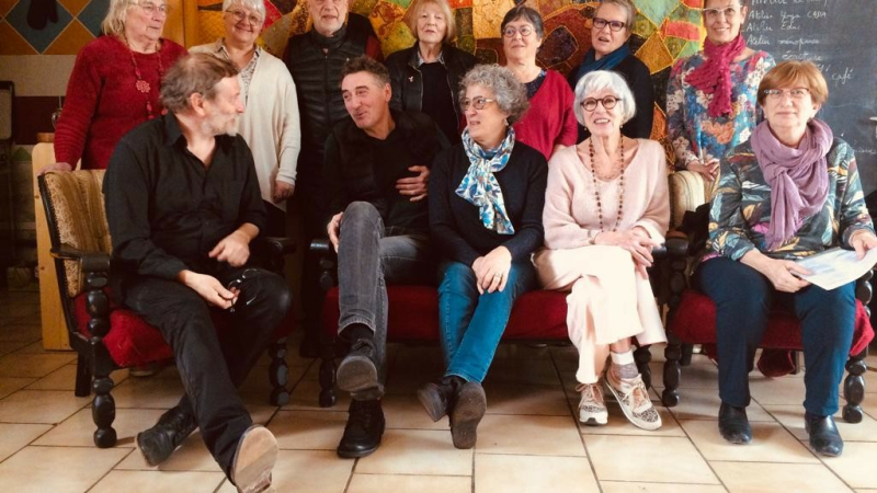 Luca Sartori et la chorale éphémère chantent l'exil italien en poésie et amour