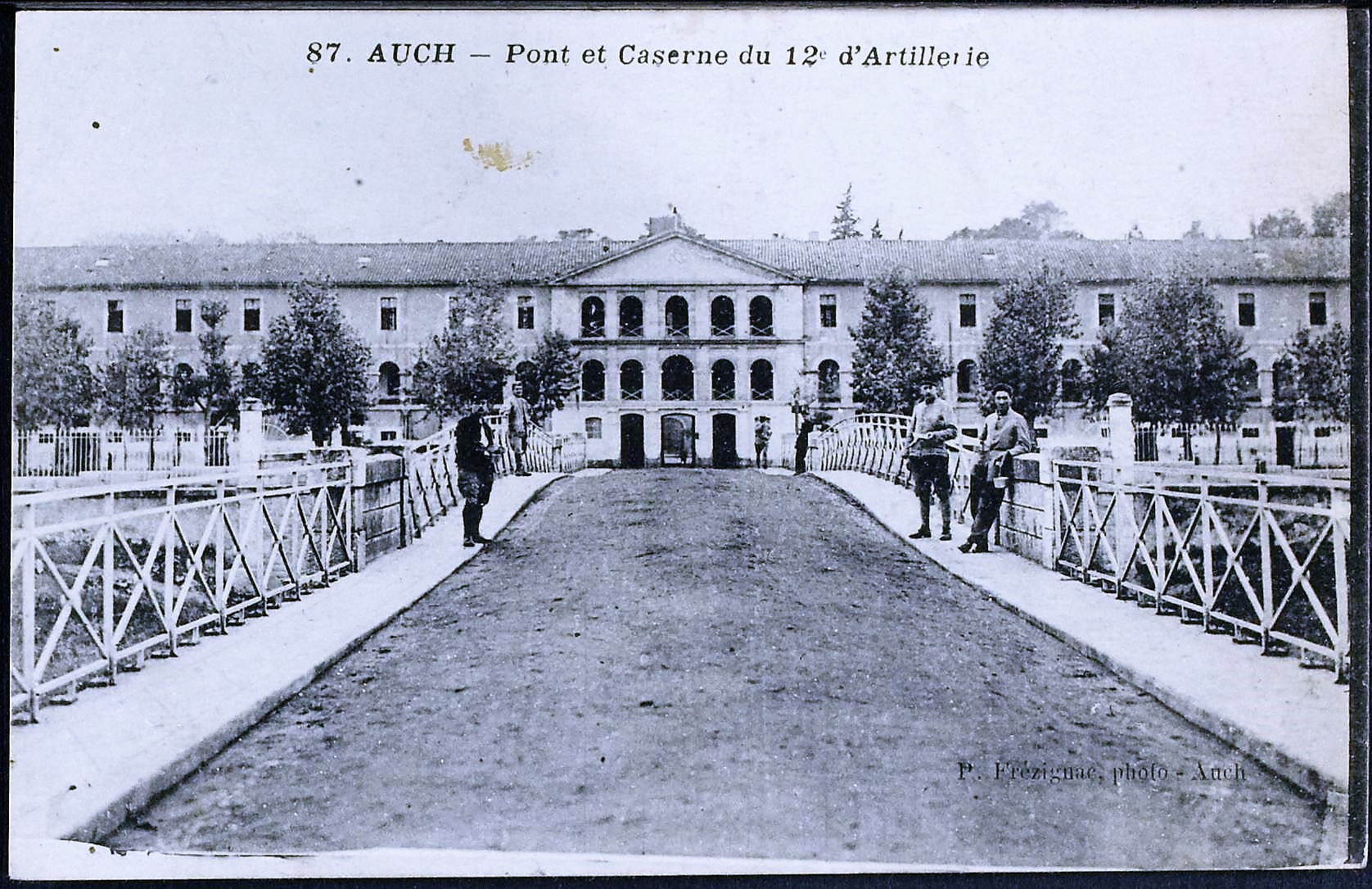 Carte postale de la caserne Espagne fin XIXe ou début XXe (c) Bibliothèque municipale d'Auch (002).jpg