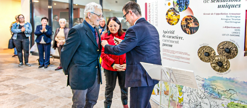 Jean-Louis Fabre président des Vignerons indépendants de France remet à Michel Duffour la médaille d'officier du Mérite agricole à Éauze