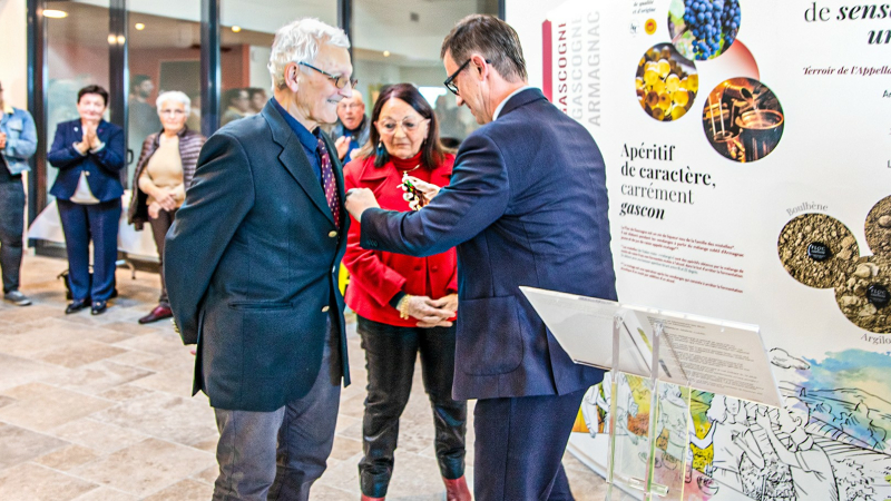 Jean-Louis Fabre président des Vignerons indépendants de France remet à Michel Duffour la médaille d'officier du Mérite agricole à Éauze