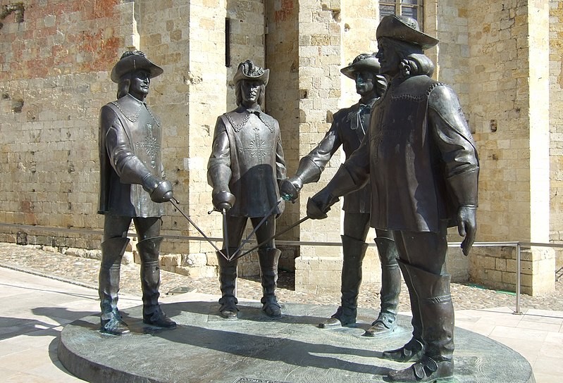 800px-Musketeers_by_Dumas,_Condom_(Gers)_23.jpg