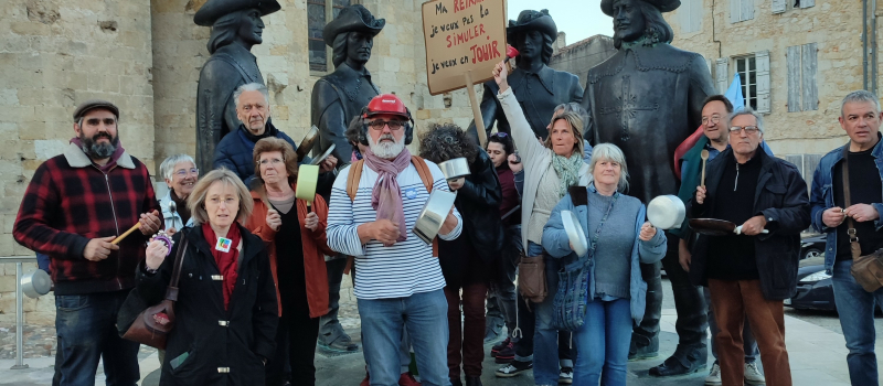 Des casseroles devant la mairie