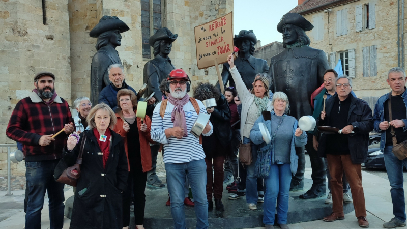 Des casseroles devant la mairie
