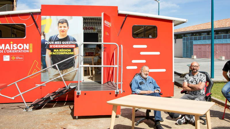 La MOM (Maison d'orientation mobile) de la Région en visité éclair à Nogaro