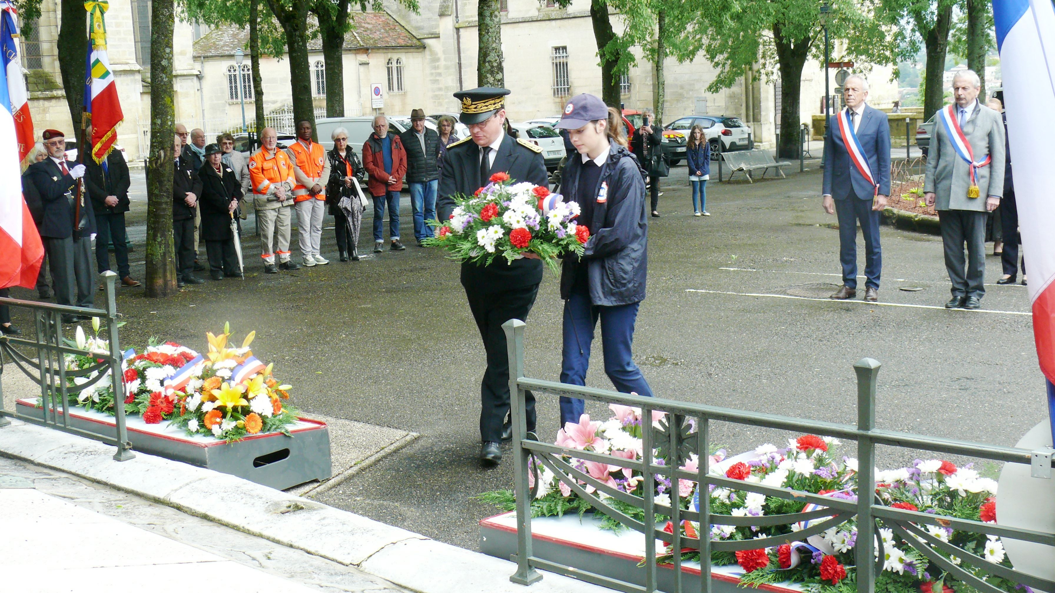Le préfet du Gers accompagné d'une jeune fille du SNU.