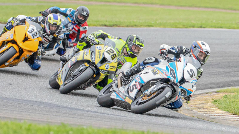 Superbikes à Nogaro: film de la course 1 des European Bikes