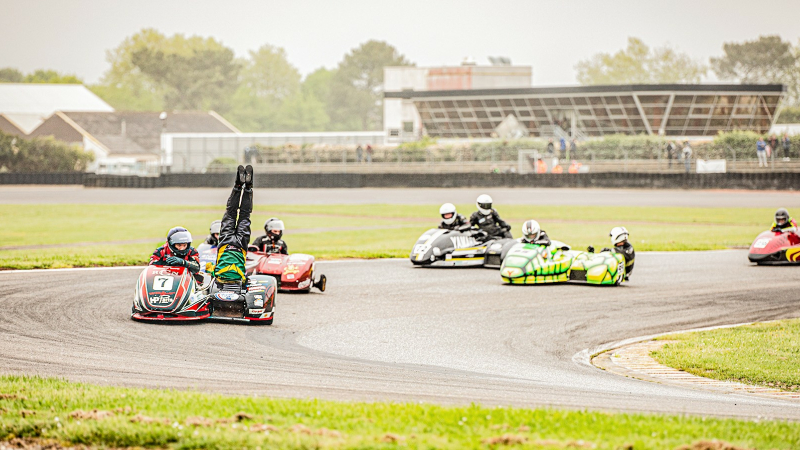 Les side-cars s'adaptent à la piste humide à Nogaro lors des courses Superbike
