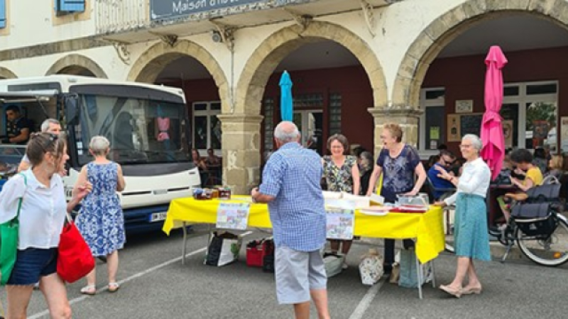 AEDS présente sur le marché du 18 mai avec une vente de gâteaux