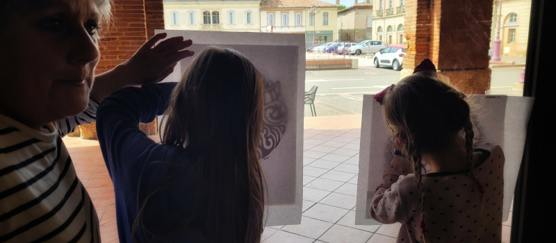 Une artiste et animatrice Stuki San, a animé un atelier pour les jeunes au Musée Campanaire
