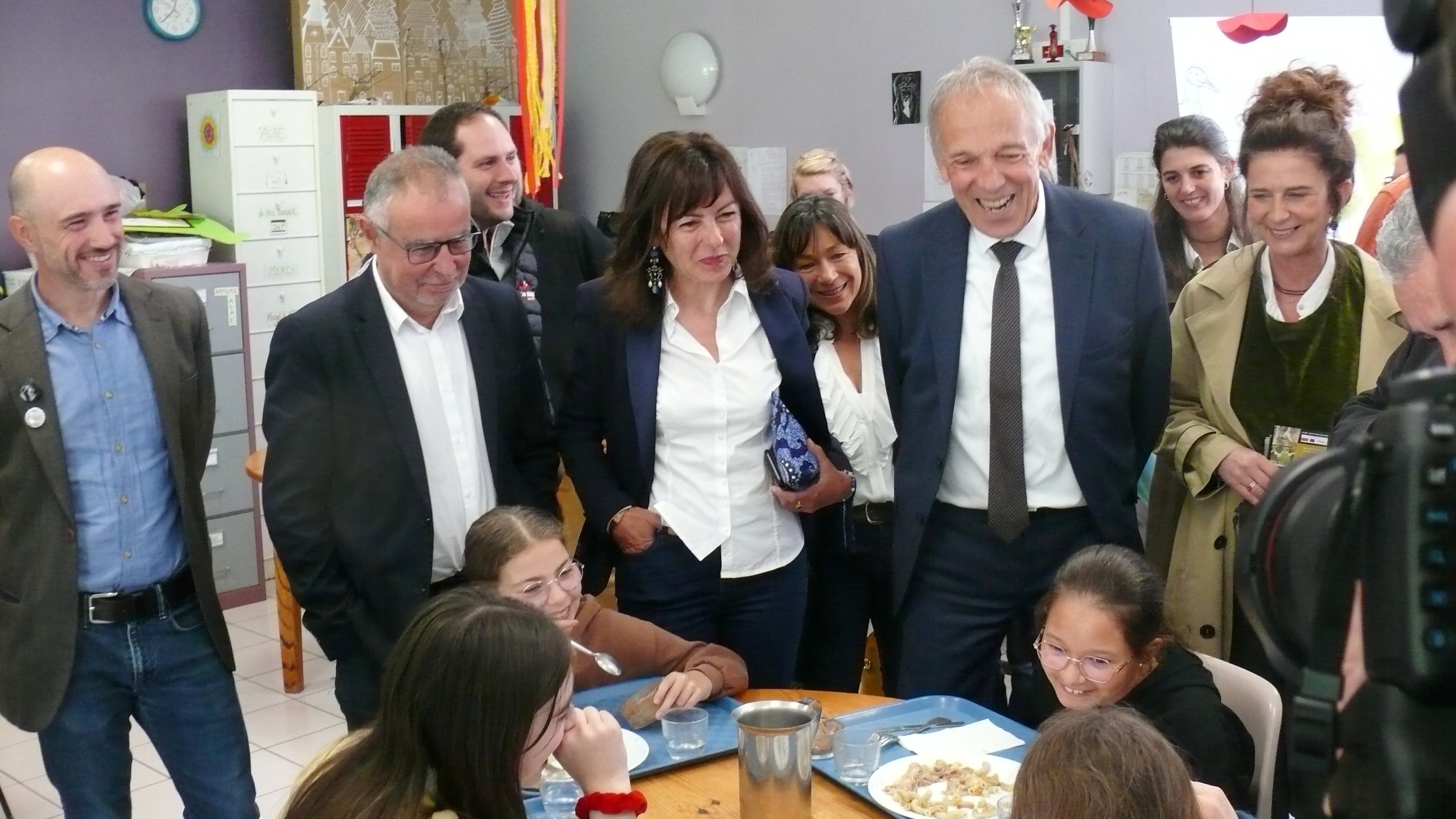 Moment de convivialité à la cantine de l'école de Rouget de Lisle.