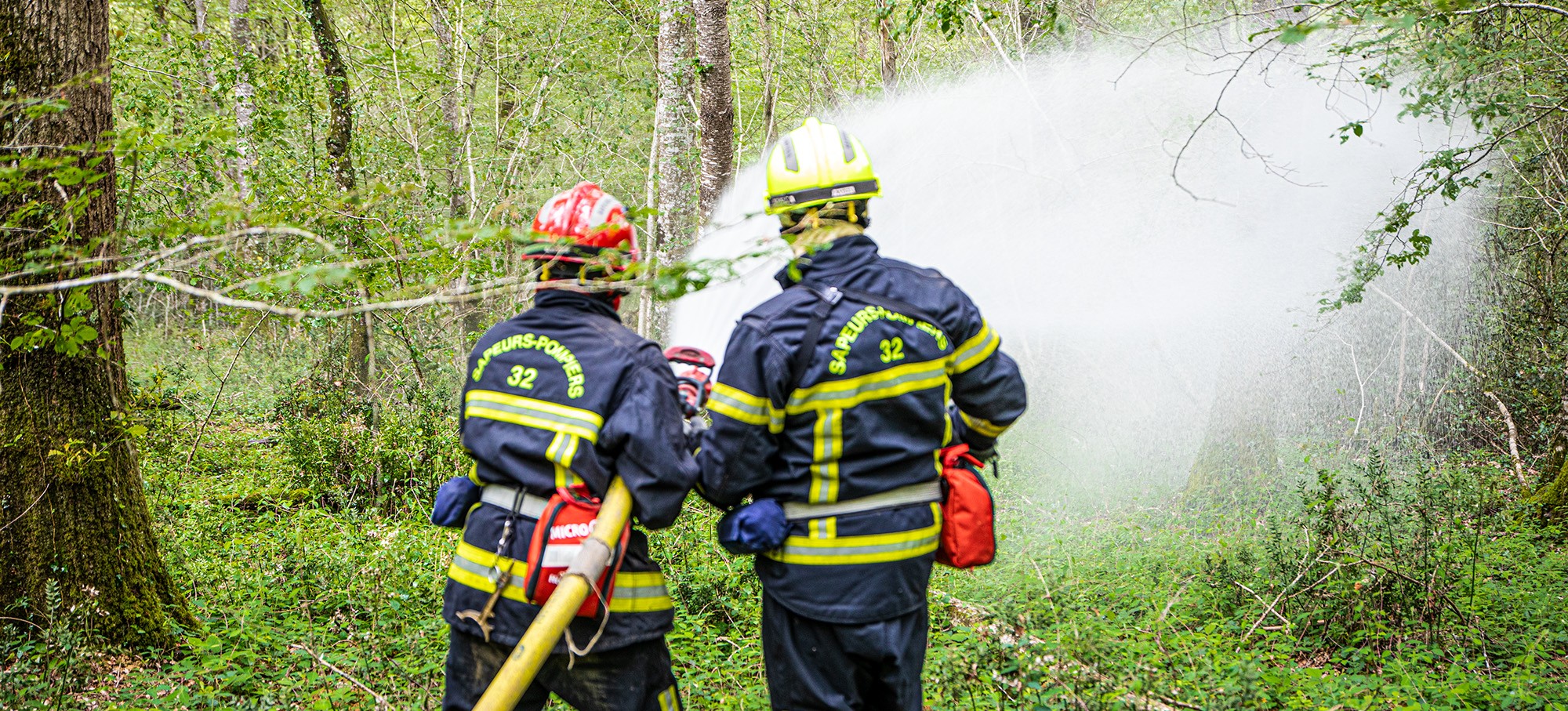 0 Le chef d'équipe et une équipière s'attaquent au feu 1bis 250523.jpg