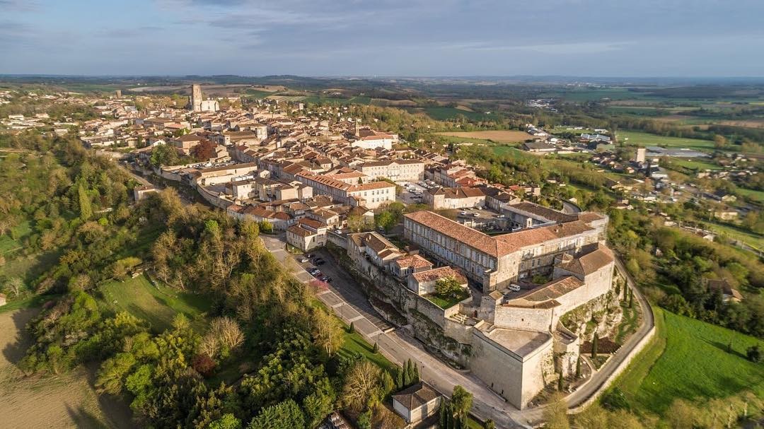 le-village-de-lectoure-en-vue-aerienne-par-drone.jpg