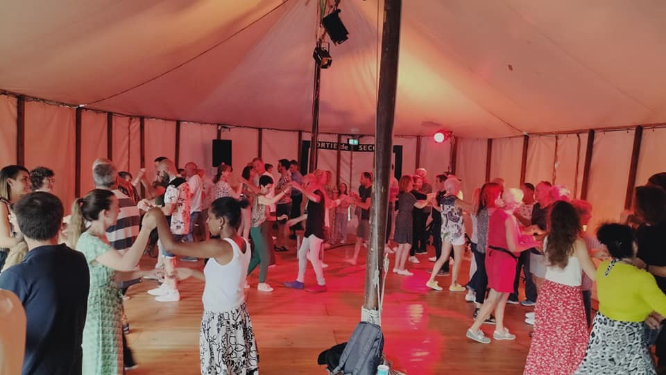 Festival des Scènes Magiques : Une Journée Éblouissante sous le Soleil