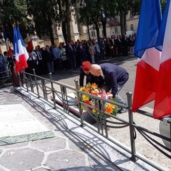 Jean-Louis Tosque et le Général, René Peter, ont déposé une gerbe.