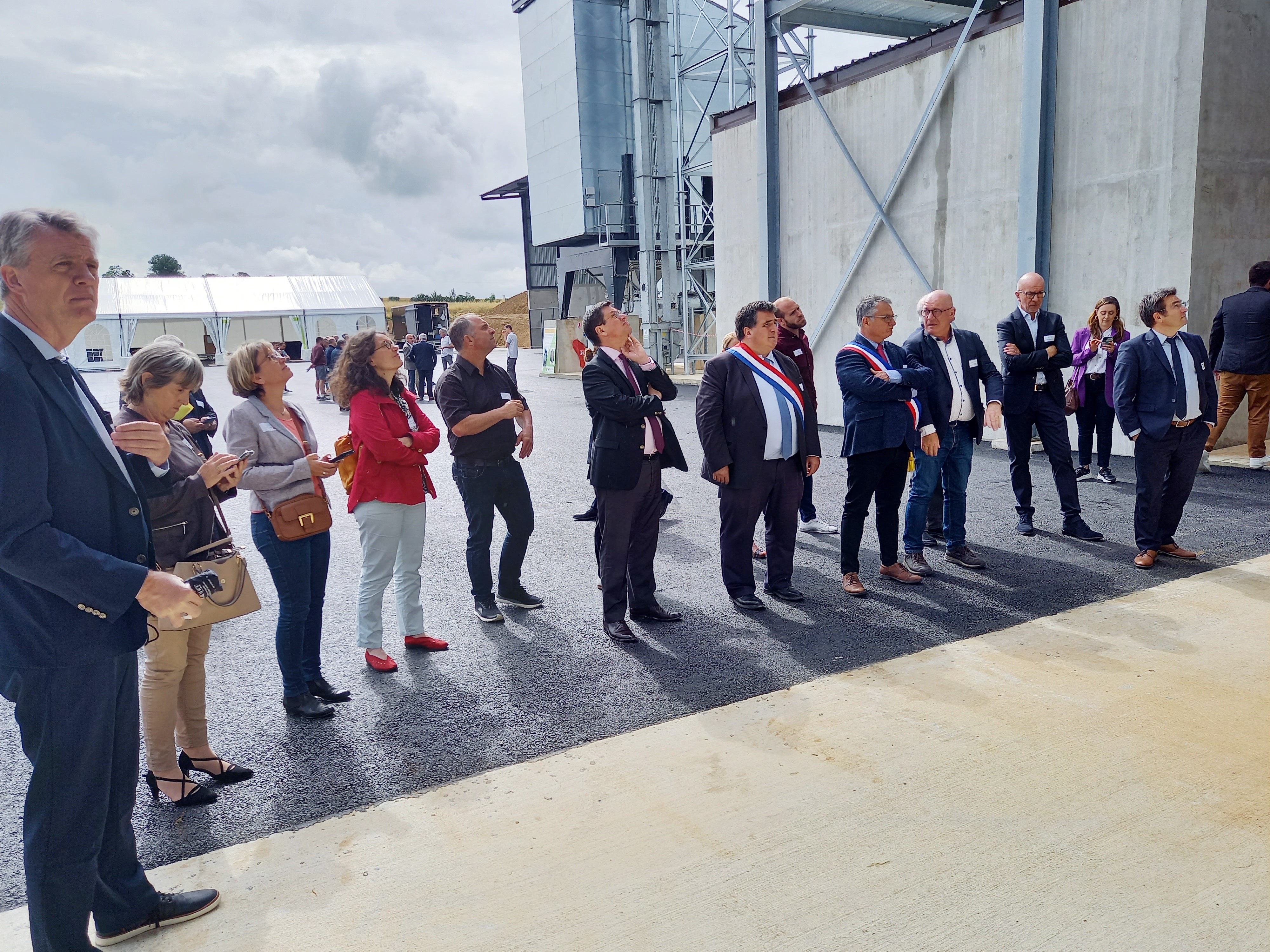 Les personnalités lors de la visite des silos.
