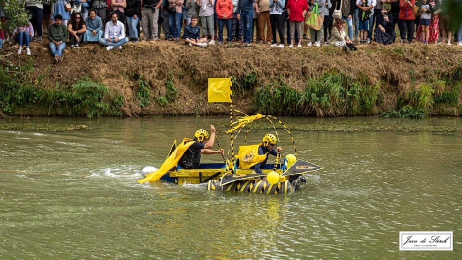 Cet équipage essaie de conduire son yole du mieux possible  © Ph Jean de Sterck