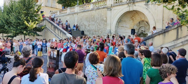 belle photo public et choristes.jpeg