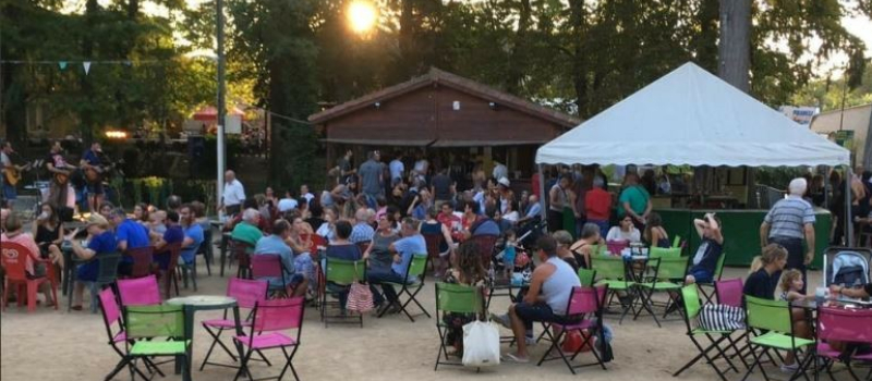 Fête de la musique autour d'un feu