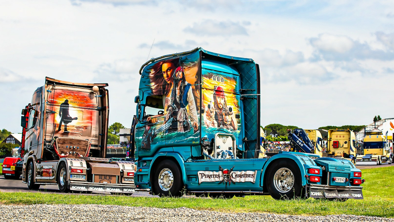 Grand Prix Camions à Nogaro (IV dernière): le défilé des superbes camions décorés