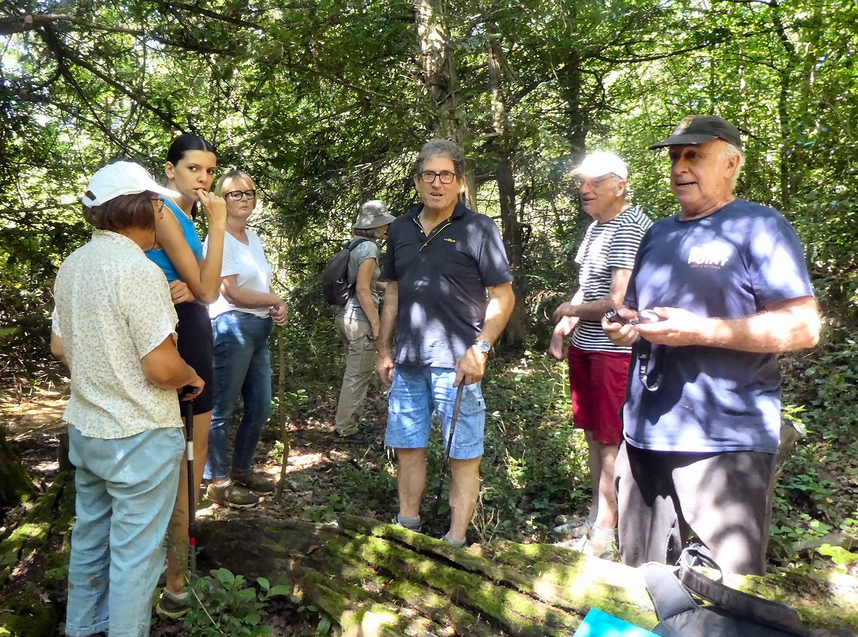 Jean Moncassin et J-Paul Abadie commentant les découvertes faites dans le Tuco de Panassac