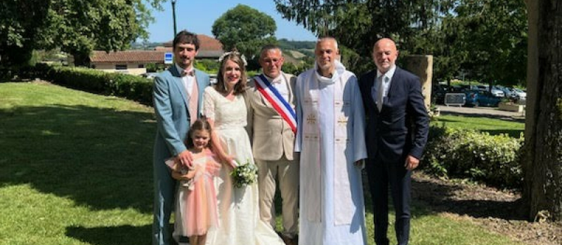 Le maire adjoint marie son fils et son frère jumeau célèbre la messe de mariage !