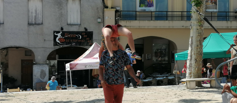 Quand le cirque s'invite sur le marché du vendredi...