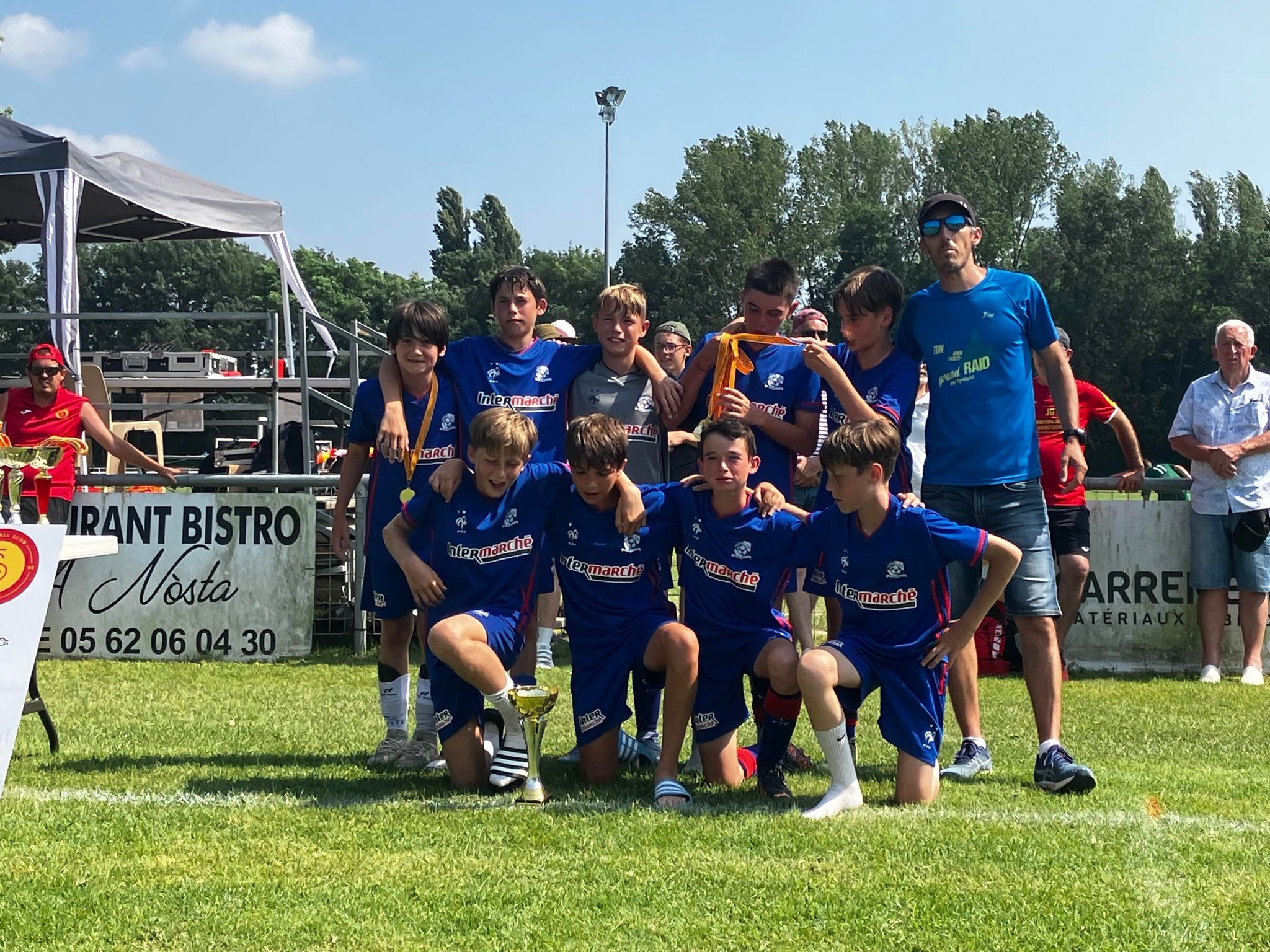 U13-1 le 25 juin vainqueurs tournoi de Pavie (1).jpg