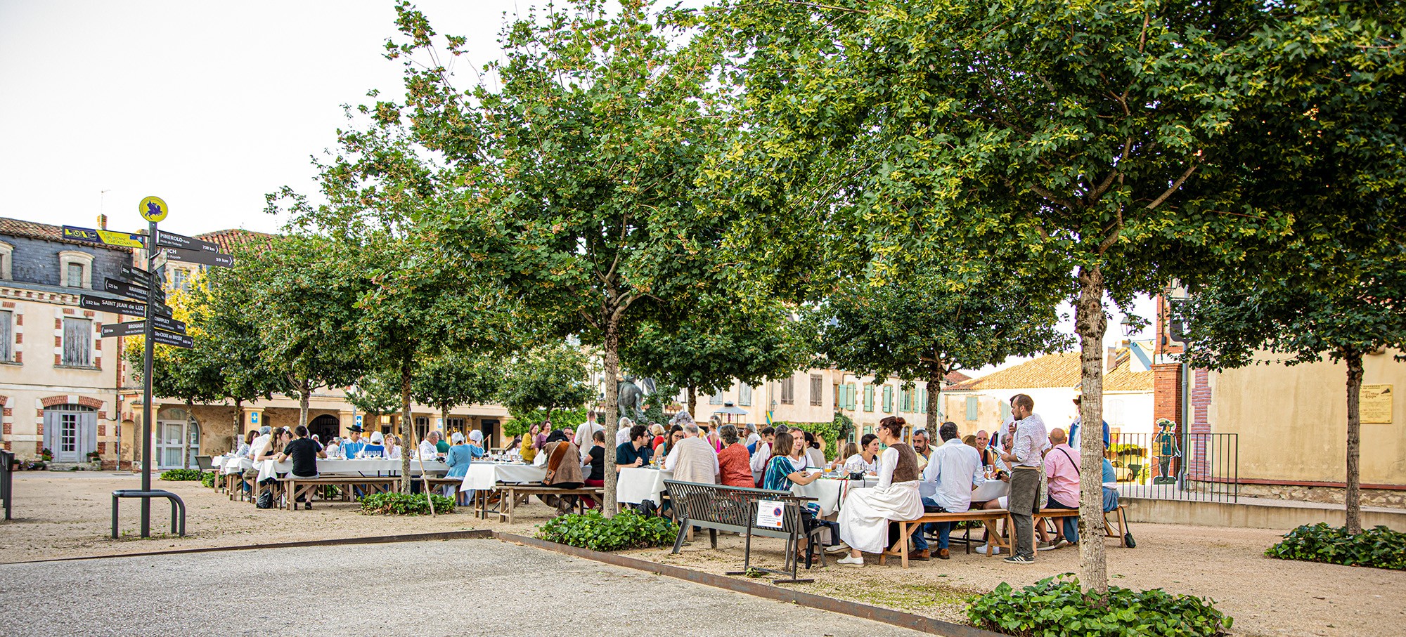 0 Dîner sur la place de Lupiac un soir d'été 1bis 230623.jpg