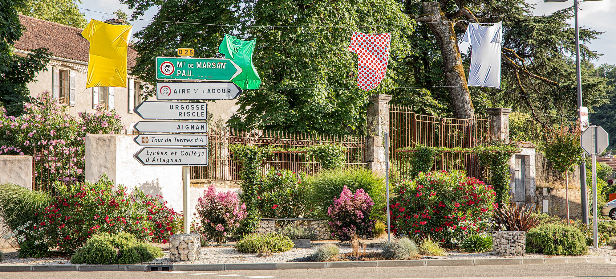 0 Fleurs et maillots sur le giratoire de l'hôpital  1bis 010723.jpg