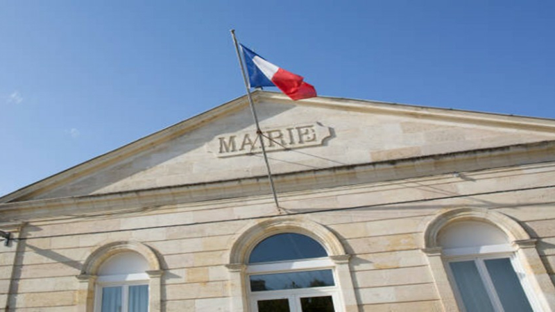 Rassemblement devant les mairies
