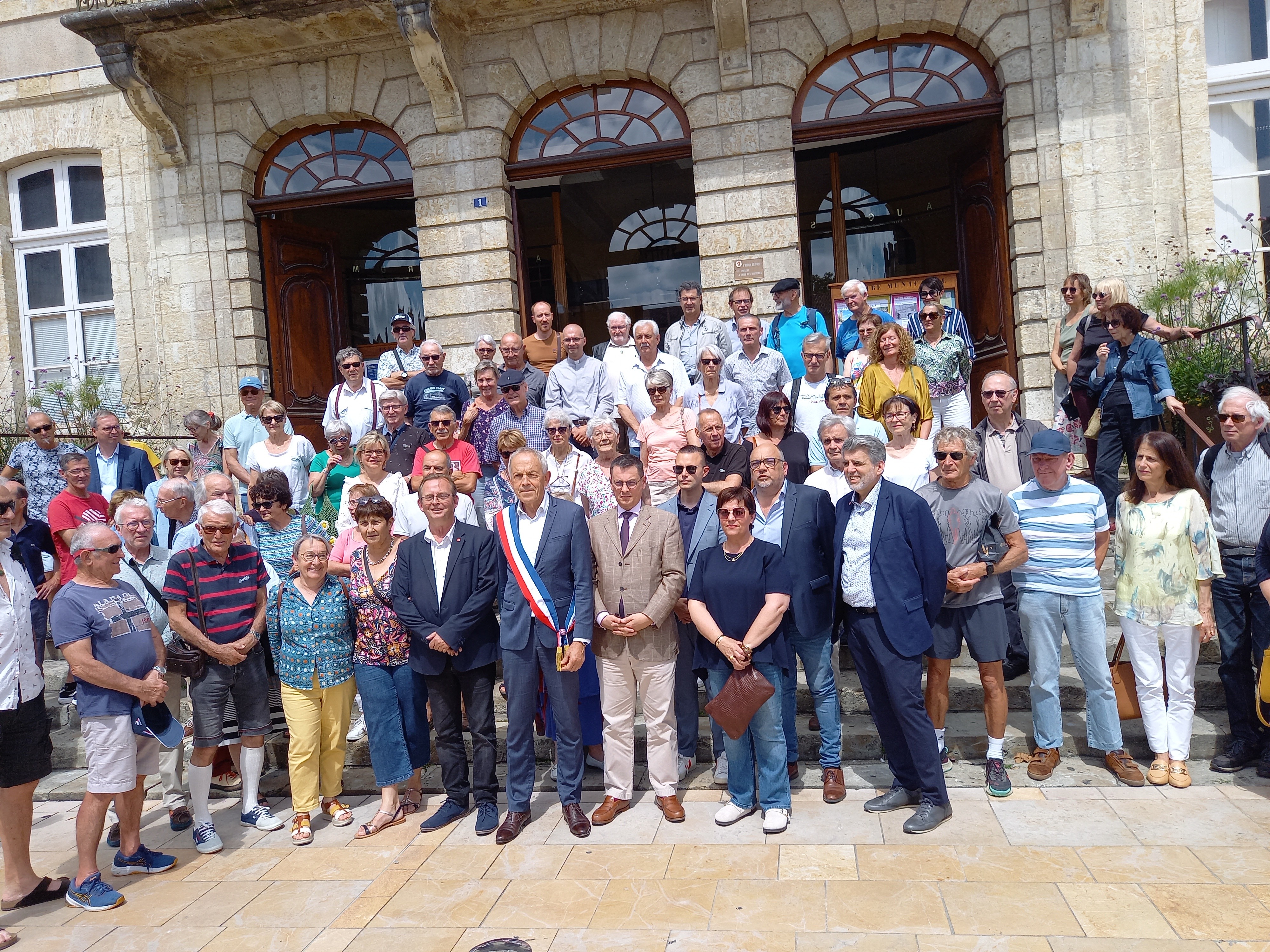 Une centaine de personnes étaient présentes devant la mairie.
