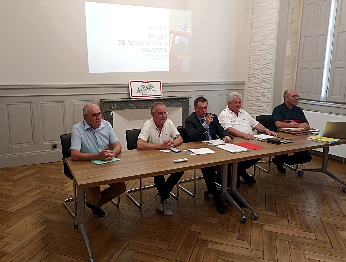 Le préfet du Gers, Xavier Brunetière, entouré du maire de Mauvezin, Daniel Cabassy, du président du Conseil Départemental, Philippe Dupouy, du président du SDIS 32, Bernard Gendre, et du directeur du SDIS 32, le colonel, Jean-Louis Ferres.