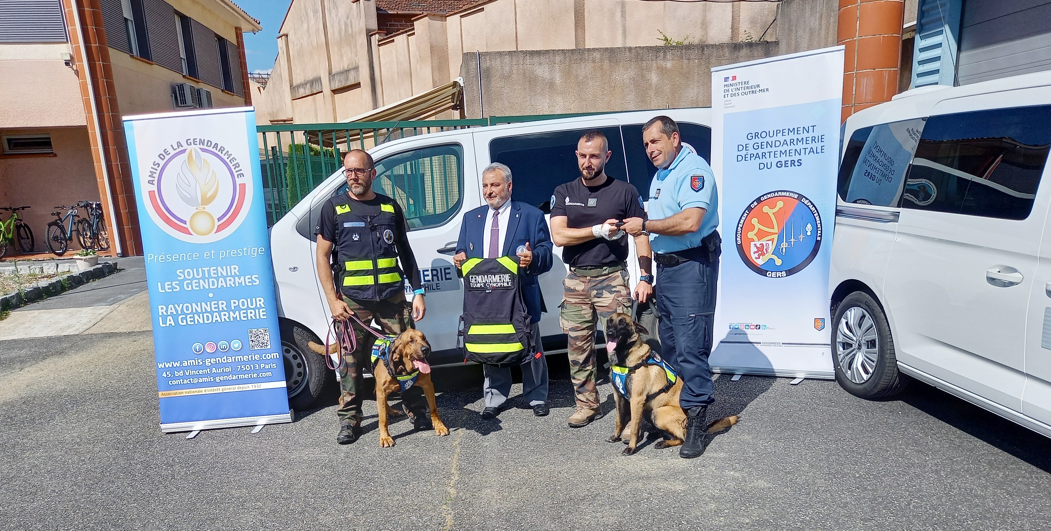 Michel Laporte a remis deux chasubles aux maîtres-chiens  alors que Pascal Ségui remet les clefs du Volkswagen Caddy.