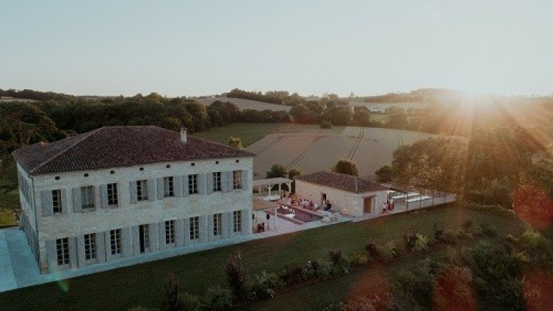 Cet été, le Château Engalin  fusionne l’art et la gastronomie avec le Club Engalin, des expériences culinaires festives aux Pool Parties musicales